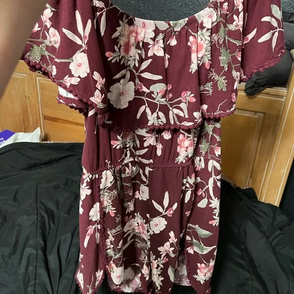Burgundy and pink floral off the shoulder romper 😍 - Picture 2 of 4